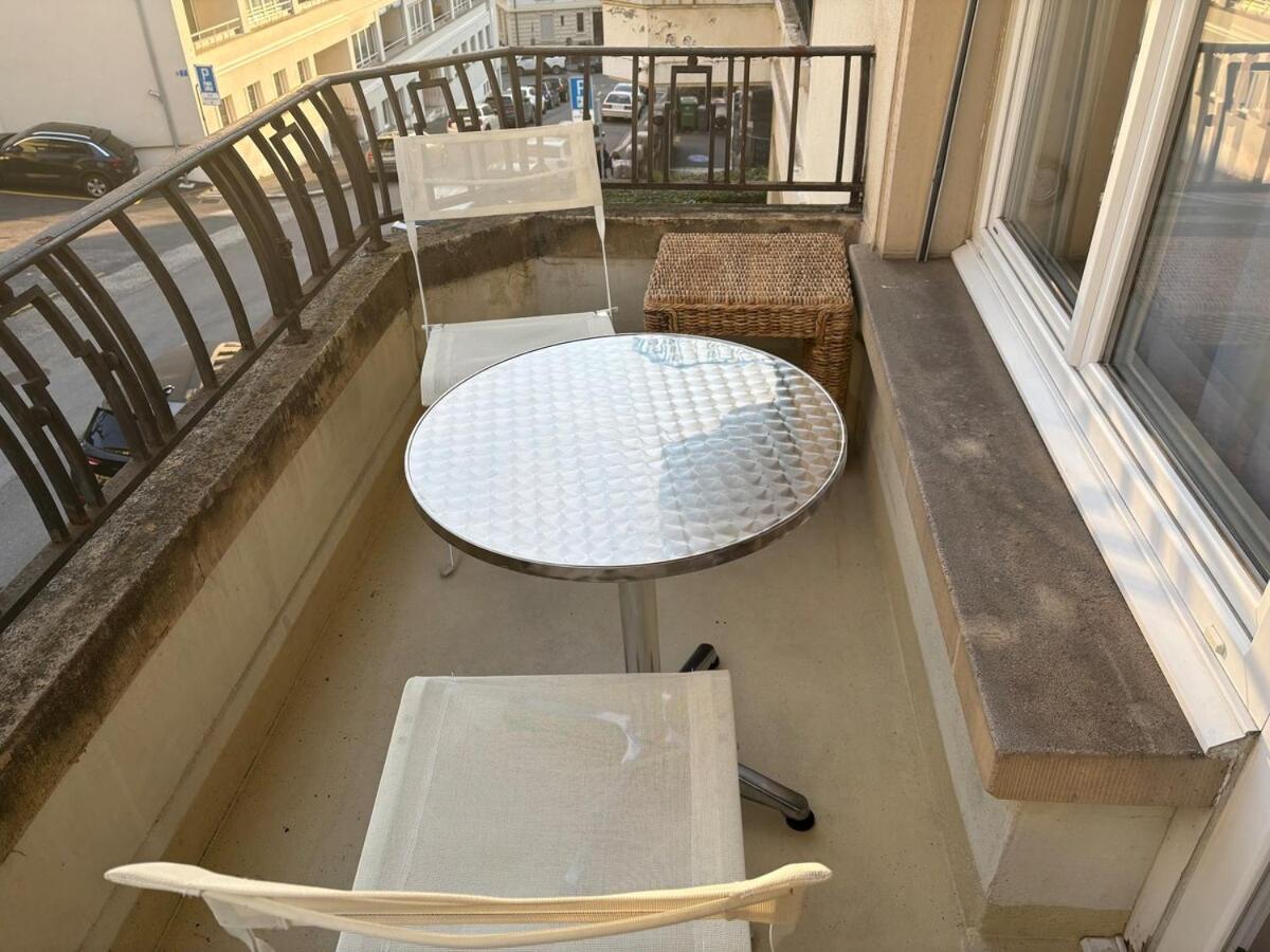 Fully Furnished Down Town- 5 Minutes From Train Station Apartment